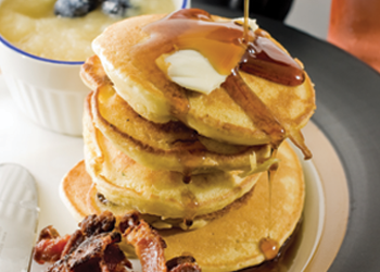 Pancakes con jarabe de arce y bacon