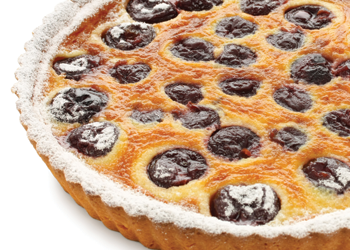 Clafoutis con ciruelas infusionadas en té